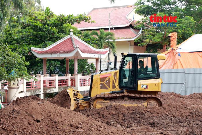 Lực lượng tìm kiếm cùng máy móc, phương tiện được huy động phục vụ công tác đào, vận chuyển đất và tìm kiếm hài cốt liệt sĩ tại khu B, Công viên Lê Thị Riêng.