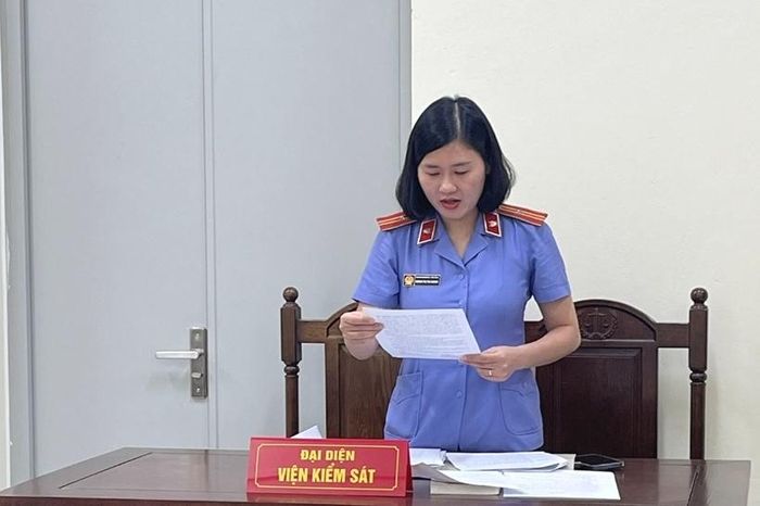 Đại diện VKSND khu vực 6, TP Hà Nội công bố quyết định khởi kiện tại phiên tòa.