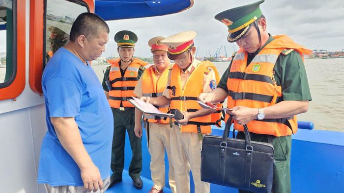 Bộ đội Biên phòng phối hợp với các lực lượng chức năng kiểm tra, kiểm soát người và phương tiện hoạt động trên khu vực cảng biển TP Hồ Chí Minh.
