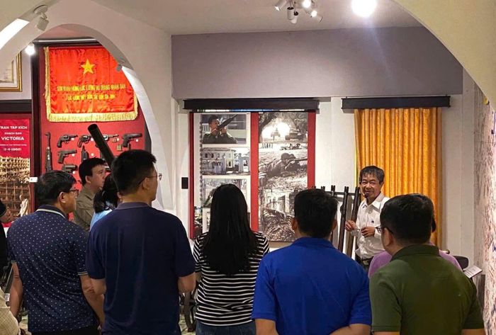 Du khách tham quan các không gian trưng bày tại Bảo tàng Biệt động Sài Gòn - Gia Định.
