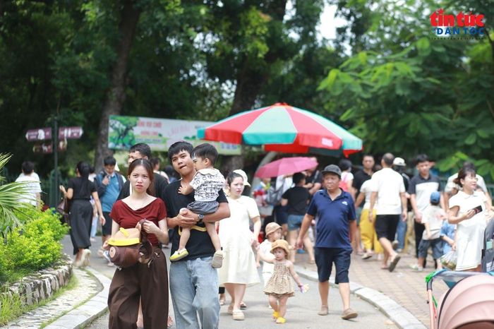 Nhiều gia đình đưa trẻ nhỏ đến Vườn thú Hà Nội trong những ngày nghỉ lễ.