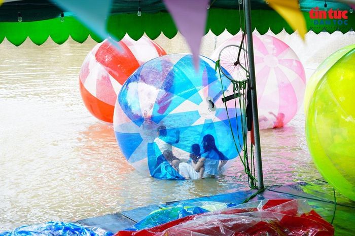 Hoạt động bóng nước thu hút đông đảo trẻ em, tạo không khí sôi động trong ngày nghỉ lễ.