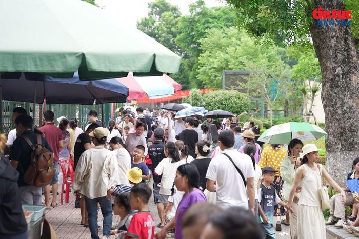 Dòng người đông đúc tại khu vực cổng vào Vườn thú Hà Nội.
