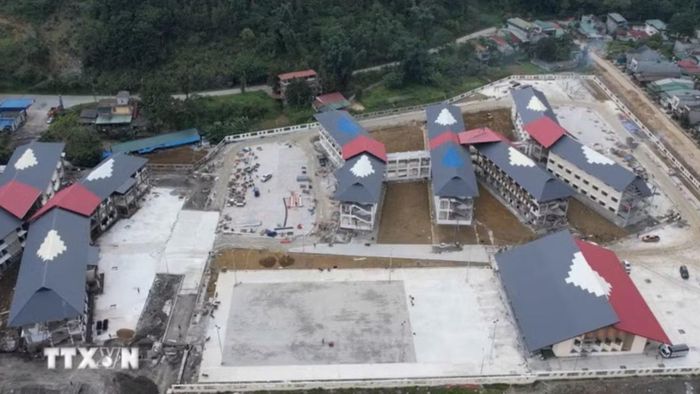 Trường Phổ thông nội trú Tiểu học và Trung học cơ sở Mường Khương đang hoàn thiện những hạng mục cuối cùng, sẵn sàng đón học sinh trong năm học mới. Ảnh: Hương Thu/TTXVN