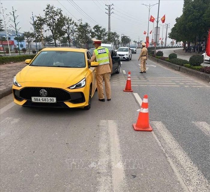 Đội 5, Phòng Cảnh sát giao thông, Công an thành phố Hải Phòng lập chốt kiểm tra nồng độ cồn ở phường Chu Văn An. Ảnh tư liệu: TTXVN phát