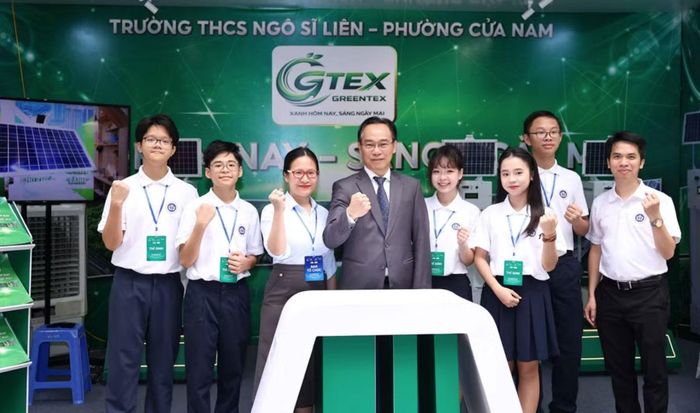 Bộ trưởng Hoàng Minh Sơn chụp ảnh cùng cô và trò Trường Trung học cơ sở Ngô Sỹ Liên, Hà Nội. Ảnh: Thanh Tùng/TTXVN