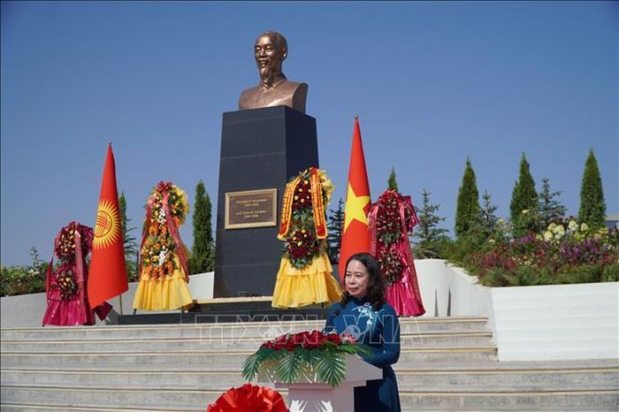 Phó Chủ tịch nước Võ Thị Ánh Xuân phát biểu về ý nghĩa của công trình biểu tượng.