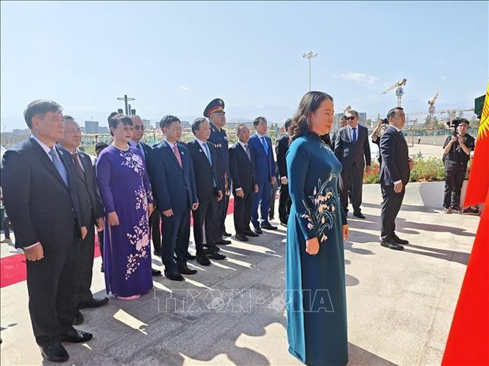 Phó Chủ tịch nước Võ Thị Ánh Xuân cùng các đại biểu dâng hoa tưởng niệm Chủ tịch Hồ Chí Minh.