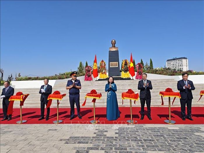Phó Chủ tịch nước Võ Thị Ánh Xuân cùng các đại biểu thực hiện nghi thức cắt băng khánh thành Tượng đài Hồ Chí Minh.