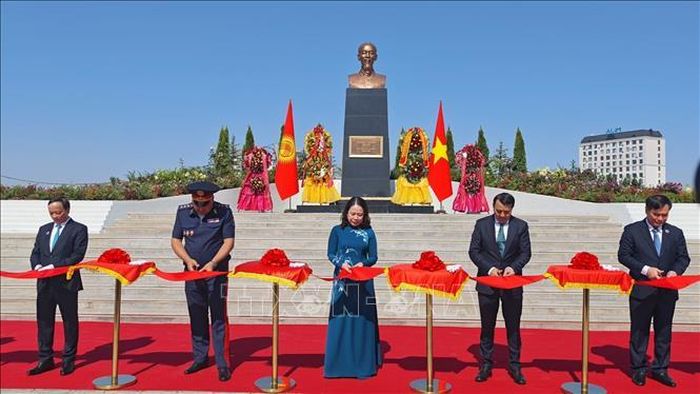 Phó Chủ tịch nước Võ Thị Ánh Xuân và các đại biểu thực hiện nghi thức cắt băng khánh thành Tượng đài Hồ Chí Minh.