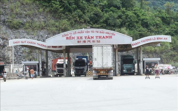 Phương tiện xuất nhập khẩu hàng hóa ra vào khu vực bến bãi cửa khẩu Tân Thanh (Lạng Sơn).