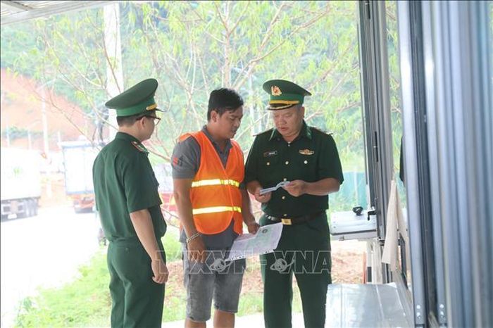 Bộ đội biên phòng Cửa khẩu Tân Thanh (Lạng Sơn) hướng dẫn thủ tục thông quan cho lái xe chở hàng.