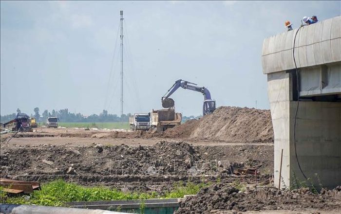 Phương tiện, máy móc thi công gói thầu số 1 Dự án thành phần 2, cao tốc Châu Đốc - Cần Thơ - Sóc Trăng.