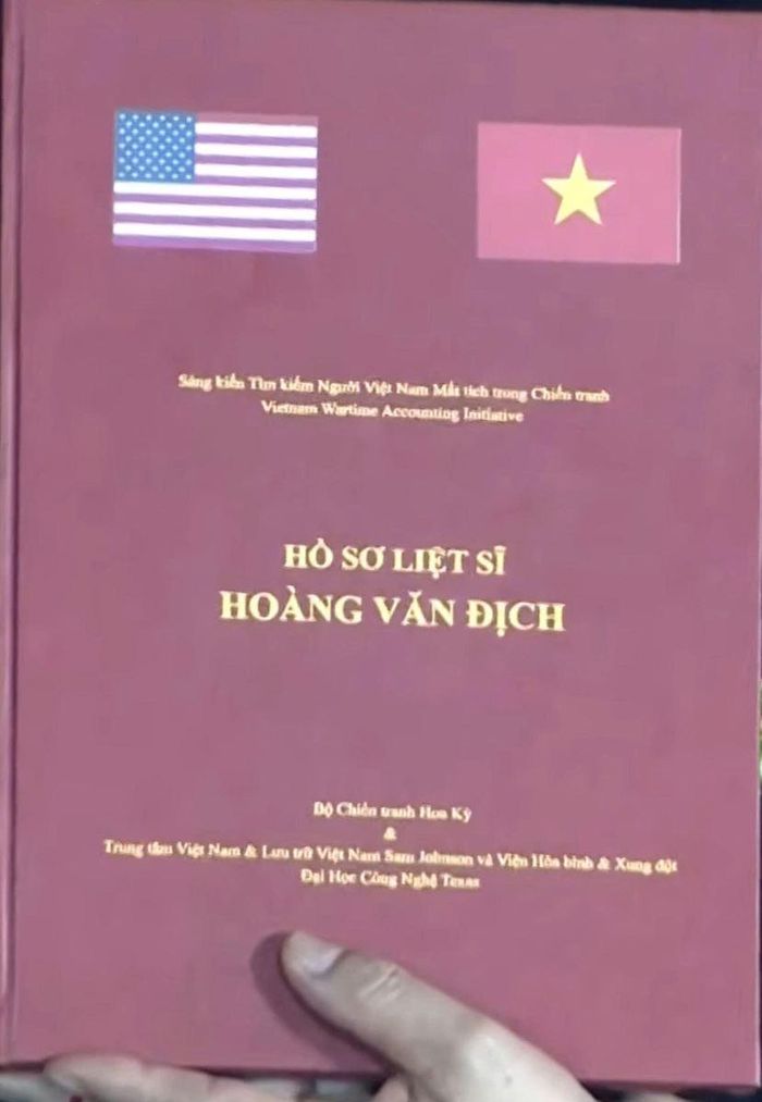 Bộ hồ sơ phục dựng của liệt sĩ Hoàng Văn Địch do Dự án Sáng kiến tìm kiếm người Việt Nam mất tích trong chiến tranh thực hiện được trao lại cho gia đình.