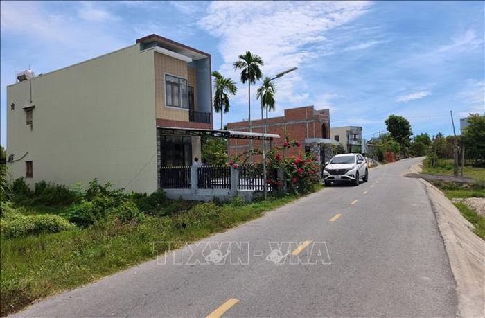 Dự án kiên cố hóa đường giao thông nông thôn xã Tam Giang (nay thuộc xã Núi Thành, thành phố Đà Nẵng) có tổng mức đầu tư hơn 4.700 tỷ đồng, triển khai từ năm 2023, đến nay đã cơ bản hoàn thành tuyến chính, thi công xong thảm nhựa mặt đường. Ảnh: Quốc Dũng/TTXVN