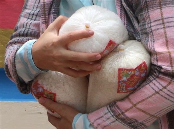 Người dân sau khi lấy được thẻ sẽ đổi muối, gạo, thịt heo... Ảnh: Duy Khương/TTXVN