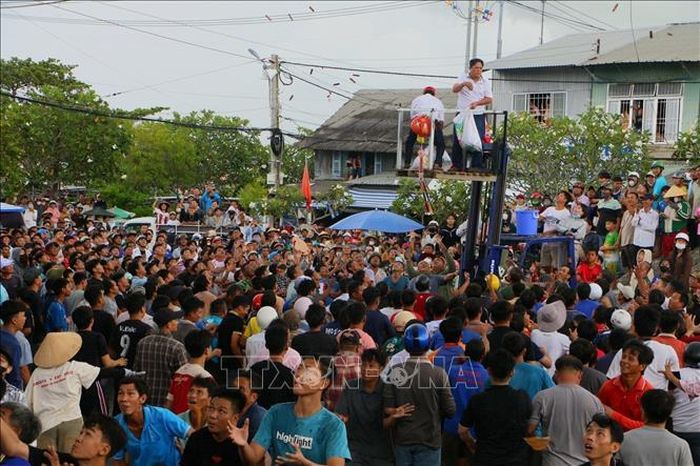Việc duy trì lễ hội góp phần bảo tồn phong tục truyền thống, đồng thời tạo thêm nét riêng cho đời sống văn hóa cộng đồng tại vùng đất Hồng Dân. Ảnh: Duy Khương/TTXVN