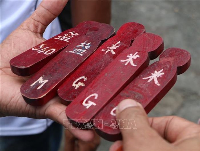 Các loại thẻ được tung ra cho người dân "giựt". Ảnh: Duy Khương/TTXVN