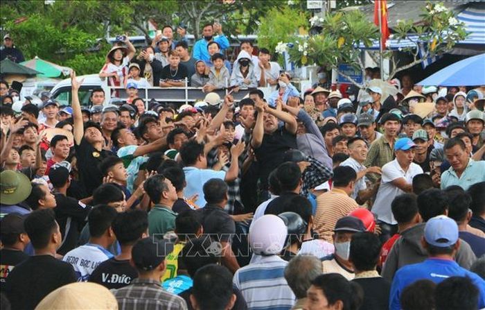 Theo những người am hiểu phong tục địa phương, điểm đáng quý của lễ hội không nằm ở giá trị vật chất của những lễ vật được phát ra mà ở ý nghĩa tinh thần. Ảnh: Duy Khương/TTXVN