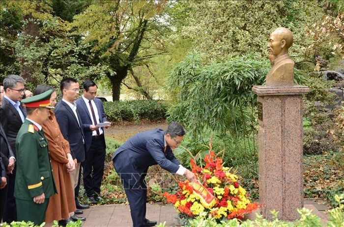 Đại sứ Việt Nam tại Pháp Trịnh Đức Hải dâng hoa tưởng niệm Chủ tịch Hồ Chí Minh tại tượng đài của Người ở thành phố Montreuil, ngoại ô Paris, ngày 31/8/2026. Ảnh: Hữu Chiến/PV TTXVN tại Pháp