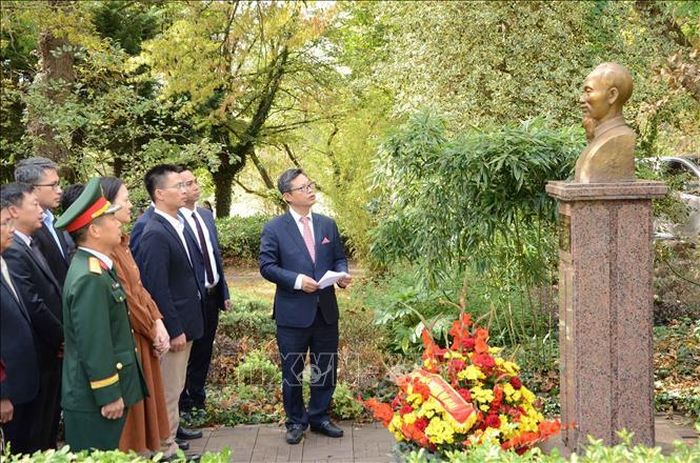 Đại sứ Việt Nam tại Pháp Trịnh Đức Hải phát biểu tại lễ dâng hoa tưởng niệm Chủ tịch Hồ Chí Minh. Ảnh: Hữu Chiến/PV TTXVN tại Pháp