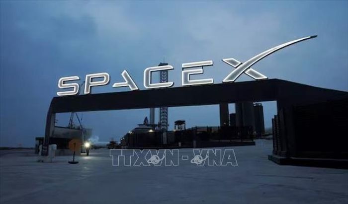 Biểu tượng của Tập đoàn SpaceX tại cổng vào trung tâm vũ trụ Brownsville ở Texas (Mỹ). Ảnh: TTXVN