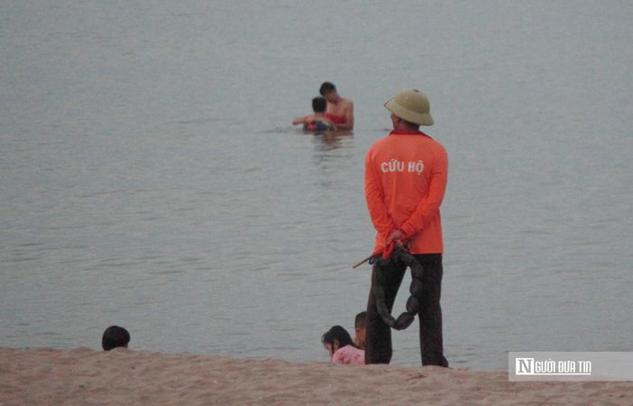 Chính quyền địa phương kêu gọi du khách chấp hành nghiêm hướng dẫn của lực lượng cứu hộ, không xuống biển khi có cảnh báo xấu.