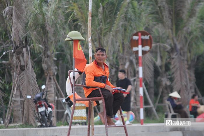 Đội hình được chia thành các tổ tuần tra trên bờ và dưới nước, luôn sẵn sàng ứng cứu trong mọi tình huống.