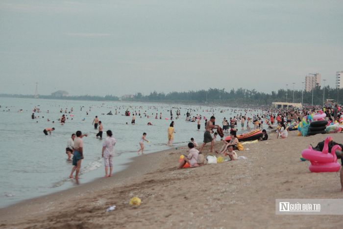 Kỳ nghỉ kéo dài nên có rất đông du khách đã đến bãi biển Cửa Lò để nghỉ dưỡng.