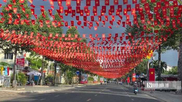Trong không khí hướng tới kỷ niệm 81 năm ngày Quốc khánh, hình ảnh cờ Tổ quốc phủ đỏ nhiều tuyến phố tại Tp.Đồng Nai mang ý nghĩa đặc biệt. Mỗi lá cờ được treo lên không chỉ là một phần của công tác tuyên truyền, cổ động trực quan mà còn thể hiện tình yêu quê hương, đất nước và niềm tự hào dân tộc.