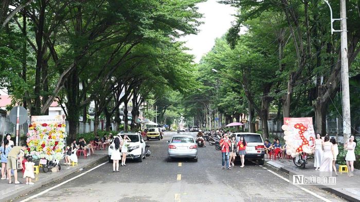 Hướng tới ngày 2/9, Tp.Đồng Nai khoác lên mình diện mạo mới với sắc đỏ rực rỡ. Từ những tuyến đường lớn đến từng con hẻm, cờ hoa hiện diện như lời nhắc về lịch sử hào hùng của dân tộc và cũng là sự tiếp nối tinh thần đoàn kết, chung sức xây dựng thành phố văn minh, hiện đại.