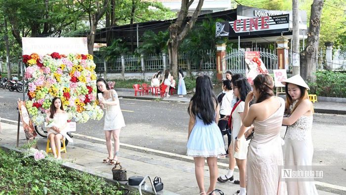 Người dân lưu lại những khoảnh khắc bên các tiểu cảnh được trang trí hướng tới kỷ niệm 81 năm Quốc khánh 2/9.