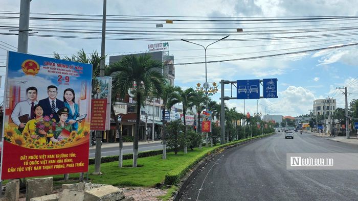 Đối với một đô thị đang từng ngày phát triển, diện mạo thành phố trong những ngày lễ lớn cũng là hình ảnh phản ánh tinh thần đoàn kết, đồng lòng của người dân. Từ các cơ quan, đơn vị đến từng gia đình, mọi người cùng góp sức tạo nên không khí trang trọng, vui tươi chào mừng Quốc khánh.