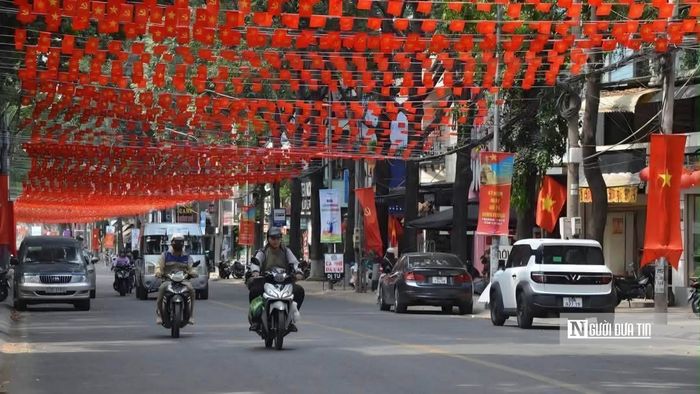 Cờ Đảng, cờ Tổ quốc được trang trí rực rỡ trên đường Dương Tử Giang, phường Tam Hiệp.