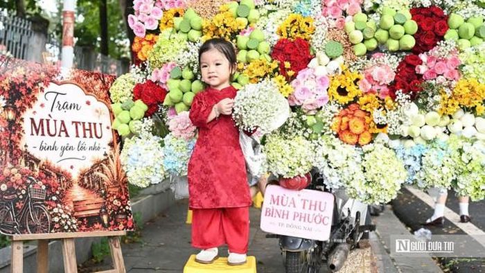 Các em nhỏ thích thú tạo dáng bên những tiểu cảnh hoa rực rỡ, góp thêm sắc màu cho những bộ ảnh dịp lễ Quốc khánh của gia đình.