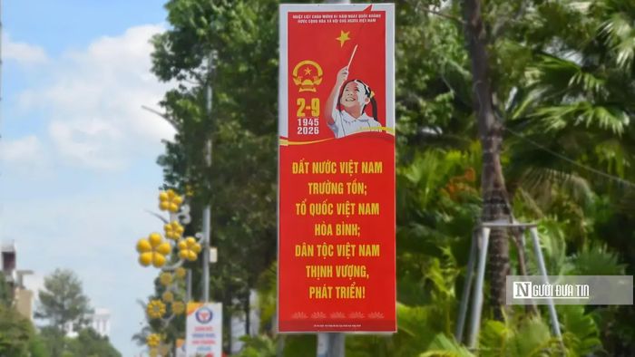 Các cụm pano, áp phích với nội dung tuyên truyền về Cách mạng Tháng Tám và Quốc khánh 2/9 tạo điểm nhấn trên đường phố Đồng Nai. 
