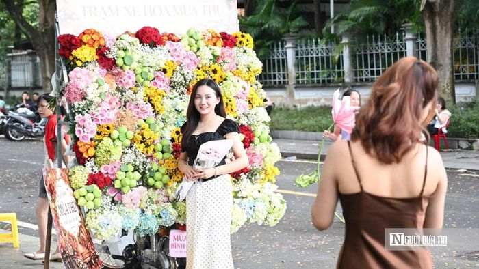 Không gian “Trạm xe hoa mùa thu” trở thành điểm check-in thu hút người dân, đặc biệt là giới trẻ trong những ngày cận Quốc khánh.