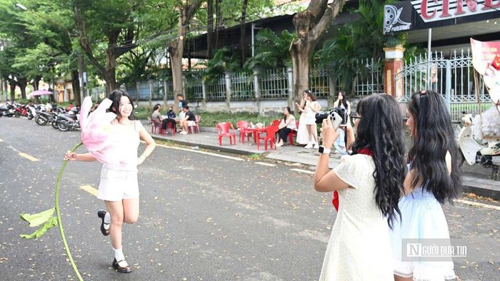 Người dân tranh thủ lưu lại những khoảnh khắc đẹp bên các tiểu cảnh được trang trí theo chủ đề “Trạm xe hoa mùa thu” trong không khí hướng tới Quốc khánh 2/9.
