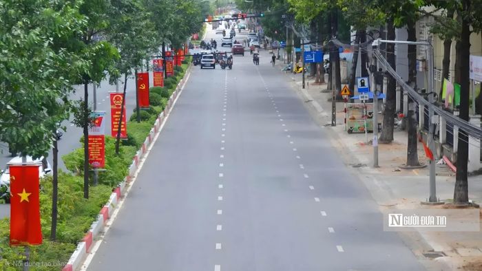 Các tuyến đường được chỉnh trang, vệ sinh, kết hợp hệ thống pano, băng rôn, khẩu hiệu tuyên truyền tạo nên không gian vừa trang nghiêm vừa rộn ràng. Ban ngày, sắc đỏ nổi bật giữa những tuyến phố; khi thành phố lên đèn, các khu vực trung tâm càng trở nên lung linh, tạo điểm nhấn cảnh quan trong những ngày lễ.