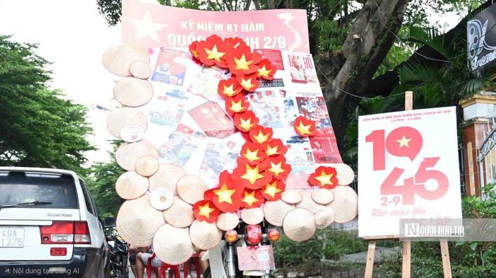 Không gian cổ động chào mừng Quốc khánh 2/9 được trang trí nổi bật với sắc đỏ của cờ Tổ quốc, hoa sen và hình ảnh nón lá, tạo điểm nhấn trên đường phố Tp.Đồng Nai.