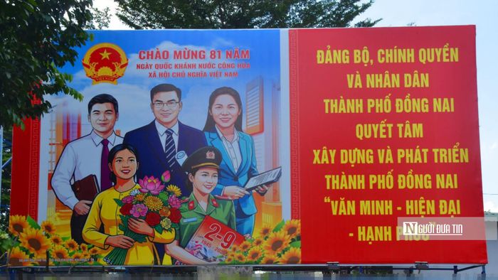 Những hình ảnh cổ động trực quan kết hợp biểu tượng đô thị hiện đại, lực lượng vũ trang và người lao động, thể hiện khí thế xây dựng Tp.Đồng Nai phát triển. 