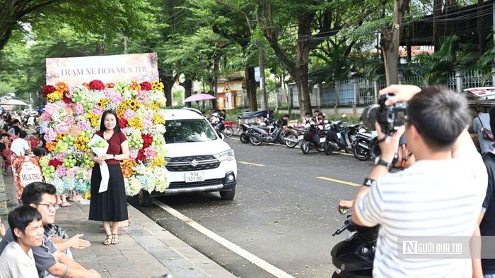 Bạn Võ Tấn Đạt, 27 tuổi, phường Bình Phước, cho biết ý tưởng làm xe hoa xuất phát từ hình ảnh những chiếc xe chở hoa mùa thu Hà Nội. “Em và một người bạn muốn tạo điểm nhấn riêng nên sử dụng nón lá kết hợp những lá cờ tạo hình bản đồ Việt Nam, thể hiện tình yêu quê hương, đất nước. Xe được đưa đến các địa điểm phù hợp để người dân, đặc biệt là các bạn trẻ và gia đình, đến chụp hình, lưu giữ kỷ niệm dịp Quốc khánh 2/9. Thấy mọi người yêu thích, tụi em rất vui”, Đạt chia sẻ.