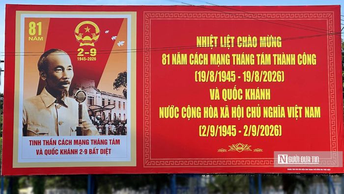 Pano cổ động chào mừng 81 năm Quốc khánh 2/9 được trang trí nổi bật trên các tuyến đường tại Tp.Đồng Nai 