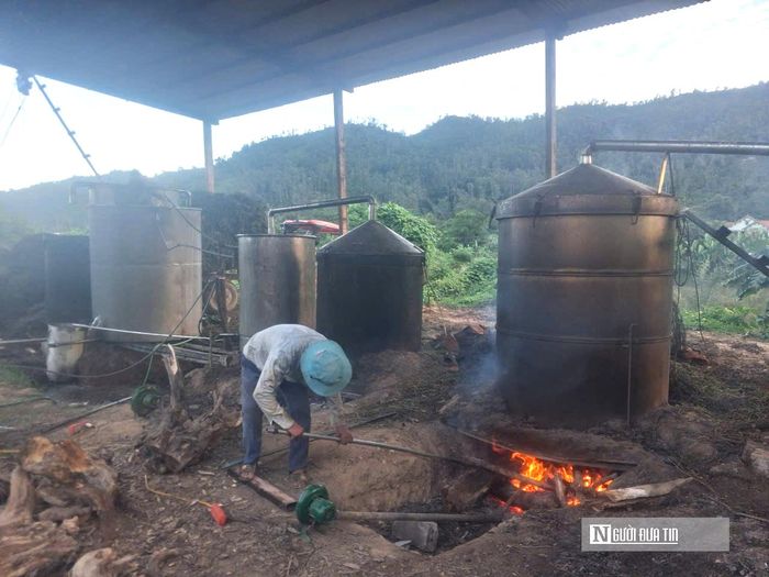 Lò sơ chế tinh dầu được đưa về chưng cất ngay tại xóm Đại Đồng, xã Vạn An.