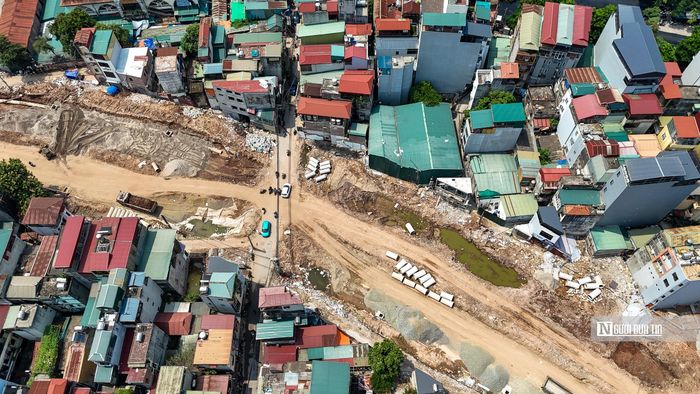 Theo đó, máy xúc, máy lu, xe vận chuyển vật liệu liên tục hoạt động trên tuyến.