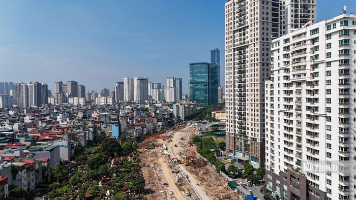 Trong ảnh là công trường thi công đường Vành đai 2,5 đoạn khu đô thị mới Dịch Vọng đến đường Dương Đình Nghệ. Dự kiến đoạn này sẽ được thông xe vào 10/10.