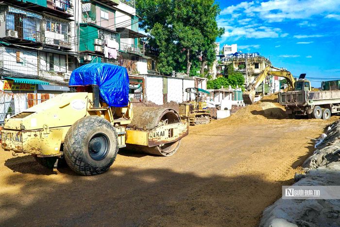 Theo đó, nhà thầu đang tích cực huy động máy móc, thiết bị và nhân lực để tổ chức thi công với cường độ cao nhằm đáp ứng trước mục tiêu thông xe kỹ thuật vào ngày 10/10. Theo ông Bình, việc tổ chức thi công xuyên kỳ nghỉ lễ 2/9 là giải pháp được nhà thầu triển khai nhằm đáp ứng yêu cầu tiến độ.