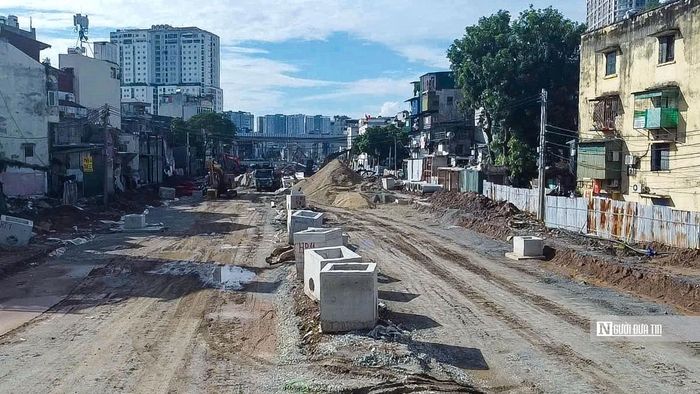 Theo Phó Tổng Giám đốc Công ty Cổ phần Đầu tư phát triển quốc gia, các hạng mục thoát nước mưa và phần nền đường cơ bản đã hoàn thành. Giai đoạn hiện nay, nhà thầu tập trung hoàn thiện mặt đường và vỉa hè.