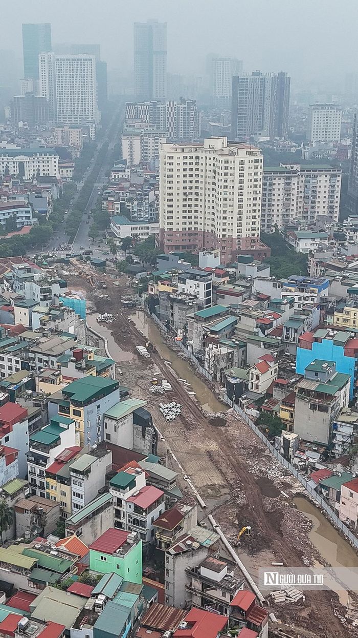 Trong ảnh là công trường thi công đường Vành đai 2,5 đoạn Vũ Phạm Hàm đến Trần Duy Hưng.