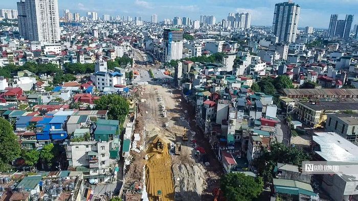 Các mũi thi công đang tập trung hoàn thiện nền đường, mặt đường và vỉa hè.